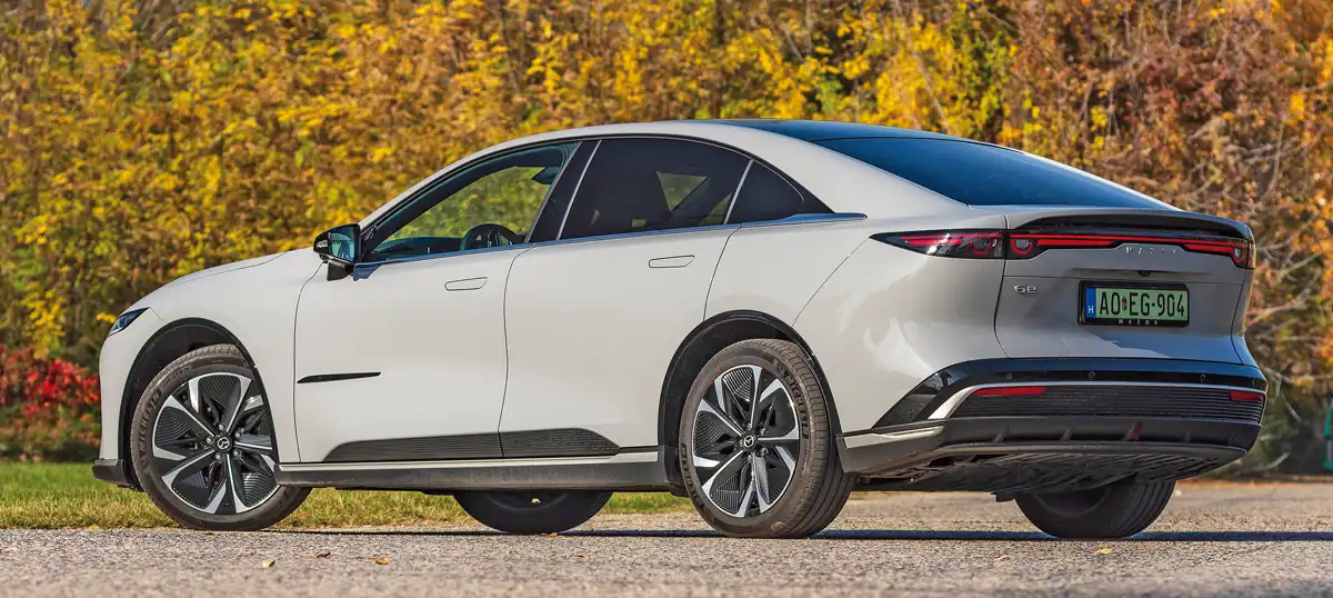 A Mazda6e inkább ötajtós kupé, mint klasszikus lépcsőshátú, ezt erősítik a keretnélküli ajtók is. A 19 colos felnik burkolata hozzájárul az aerodinamikai hatékonysághoz