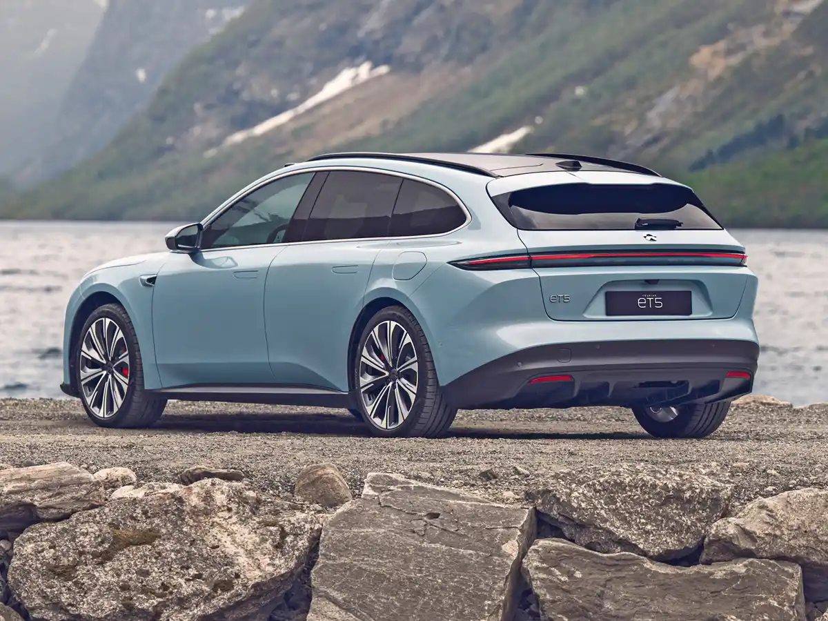 Elegáns a Nio ET5 Touring, nem tűnik utólag barkácsolt kombinak. Az opciós vonóhoroggal 1400 kilót húzhat
