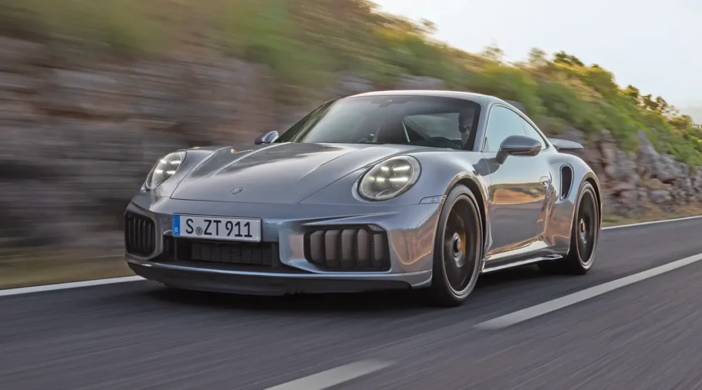 Oliver Blume és az igazgatótanács megígérte: a 911-es benzinmotoros marad. A hibridet – 3,6 l-es hathengeres boxerrel – tavaly tavasszal mutatták be