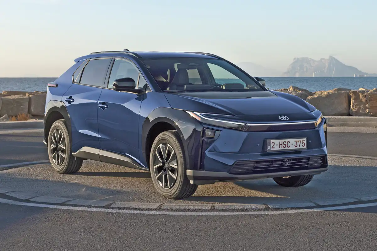 Arányaiban nem, csak részleteiben változott a Toyota bZ4X karosszériája, a tengelytávja nagyobb, mint a RAV4-é
