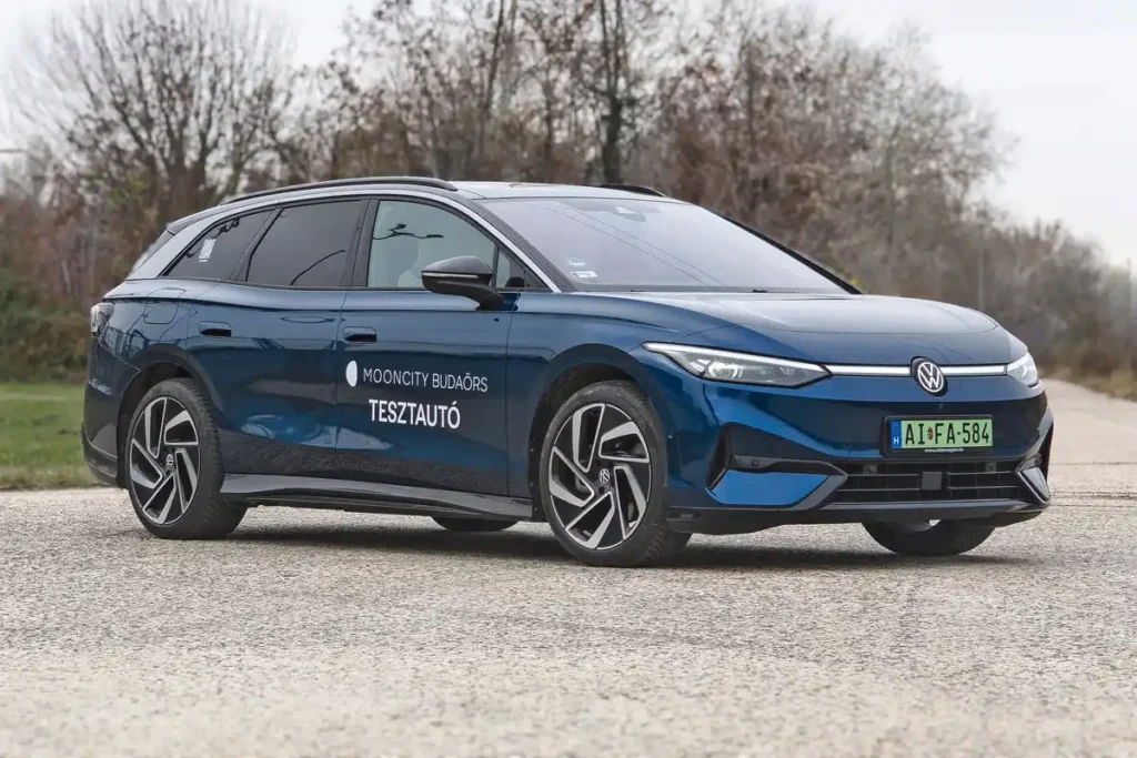 Közel 5 m hosszú, így a 20 colos kerekek sem aránytalanul nagyok alatta. Nemcsak a fényszórók közötti csík, hanem a VW logó is világít, akárcsak hátul, de ott pirosan