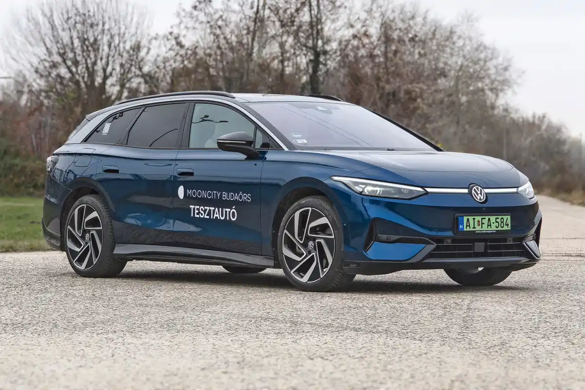 Közel 5 m hosszú, így a 20 colos kerekek sem aránytalanul nagyok alatta. Nemcsak a fényszórók közötti csík, hanem a VW logó is világít, akárcsak hátul, de ott pirosan