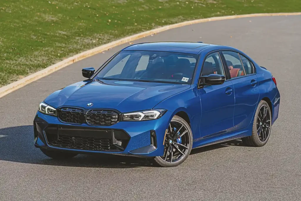 BMW M340i xDrive 50 Jahre Edition – Kanadába 100, Malaj­zi­á­ba 50, Japánba csupán 5 limitált 3-as kerül. A fotón az Egyesült Államokban kapható autó látható