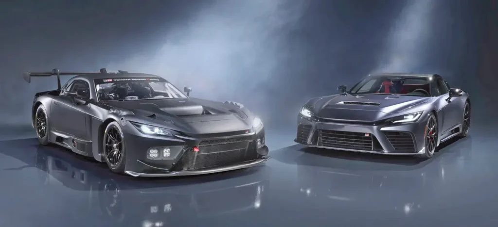 Toyota GR GT – balra a GT3 versenyautó, jobbra az utcai GT. Utóbbinál a karosszéria alumínium, csak a gépháztető és a tetőpanel készül karbonból