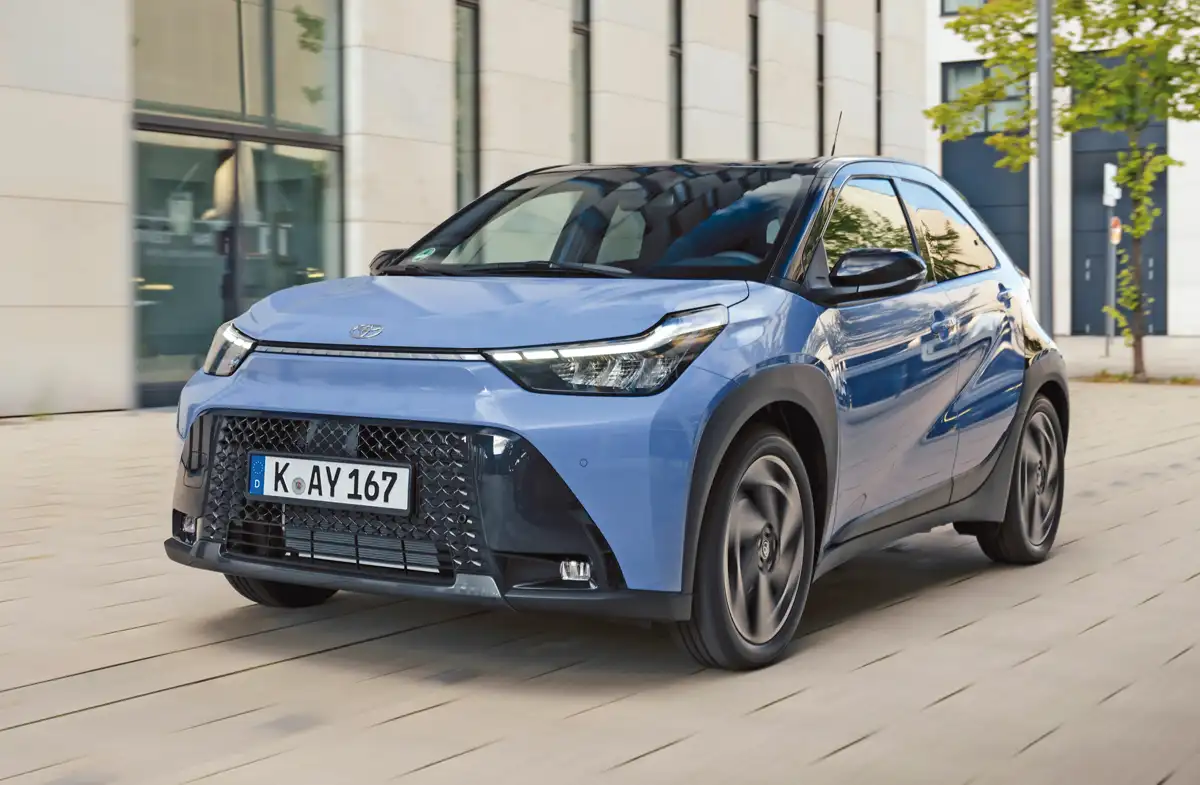 Mostantól villamosított hibridet árulnak, a régi 1.0 VVT-i benzines még készletről kapható, a motorsorból törölték