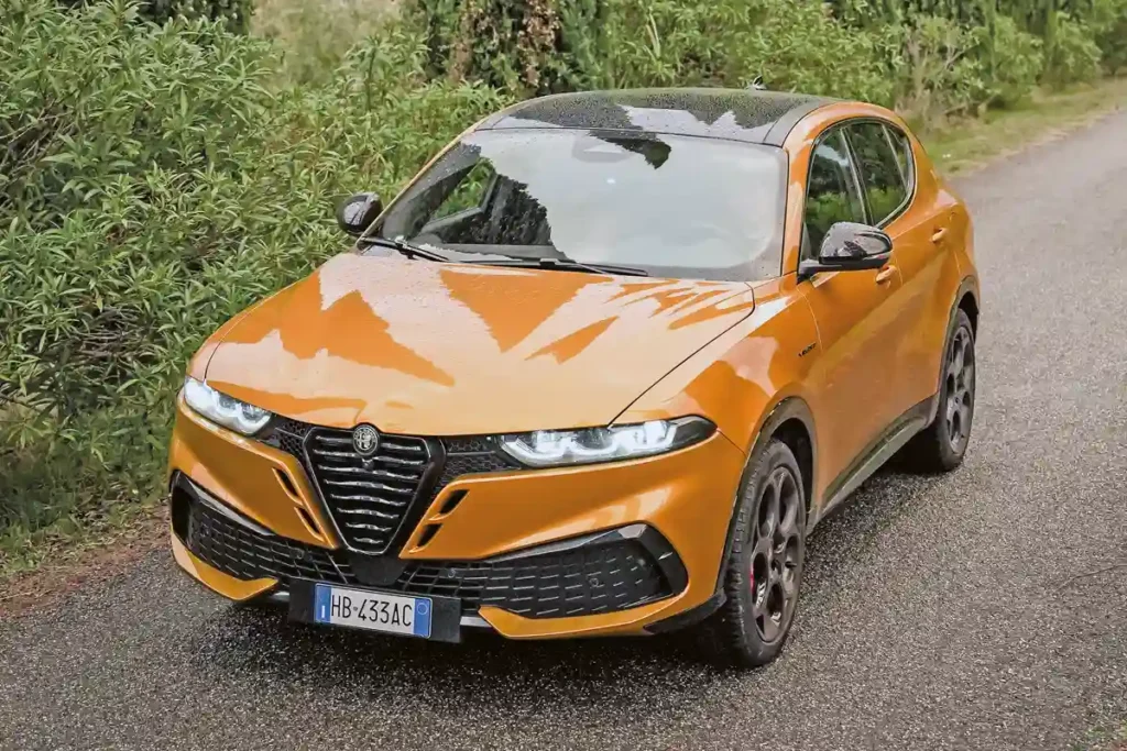 Az Alfa Romeo Tonale-hoz három új színt kevertek ki: a Brera vörös és a Monza zöld mellett ez a sárga Ocra igazán látványos. Párosítható fekete tetővel, sőt napfénytetővel is