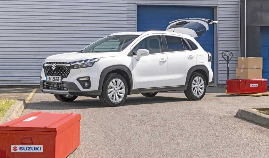 A hazai piac eladási éllovasa 2025-ben a Suzuki S-Cross volt 6500 darabbal. 2024-ben úgy volt a második, hogy többet adtak el belőle mint tavaly