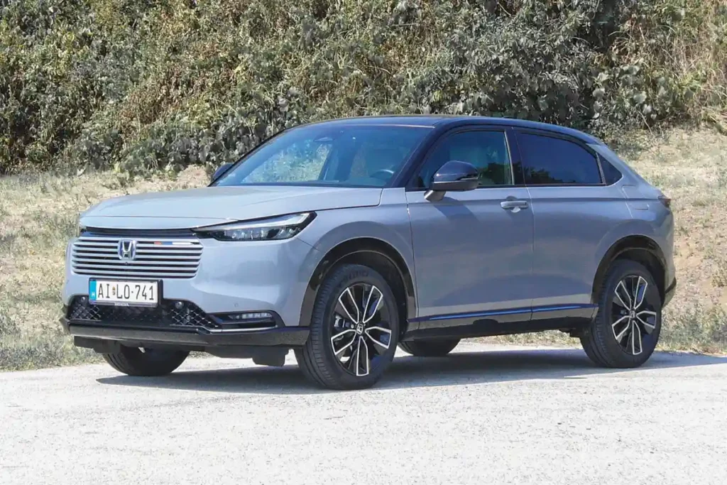 Kicsit igazítottak a Honda HR-V lökhárítóinak a vonalain, más a hűtőrács. A ködfény diódás, a fényszóró követi a kanyarokat