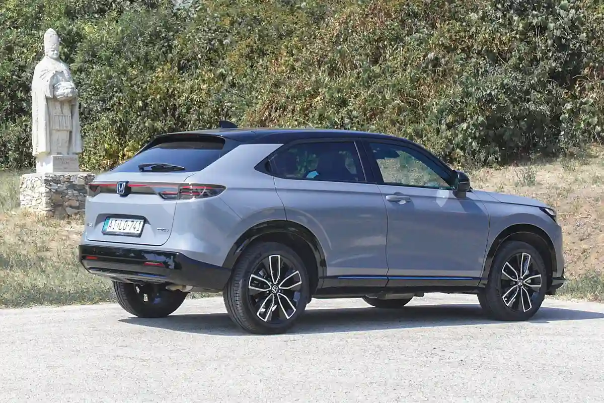 Hátul gyakorlatilag a lámpatestek belseje változott. A csomagtérajtót villanymotor emeli-süllyeszti