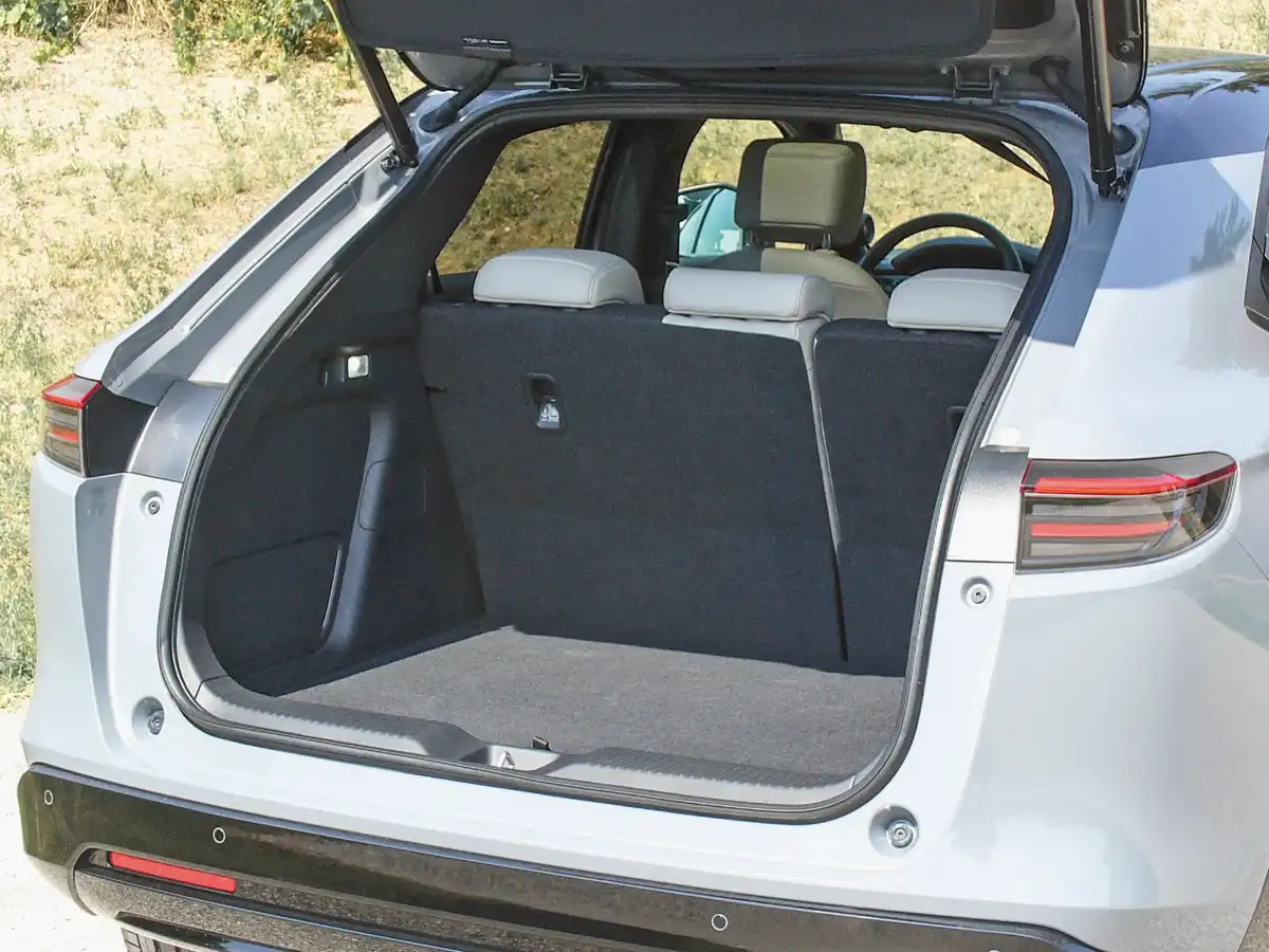 Ötletes az ajtóval együtt felnyíló kalaptartó, így nincs útban. Nem a Honda HR-V csomagtere a legnagyobb a kategóriában, de a variálhatósága a Magic Seats ülésekkel kiváló