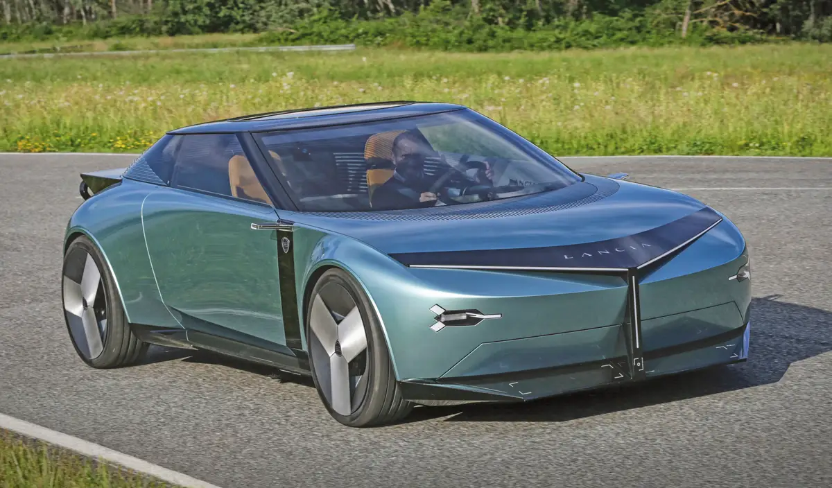 A 2023-as Pu+Ra HPE elektromos tanulmány orra az új és olaszországi gyártású, hibridként is megjelenő Gammáét vetíti előre