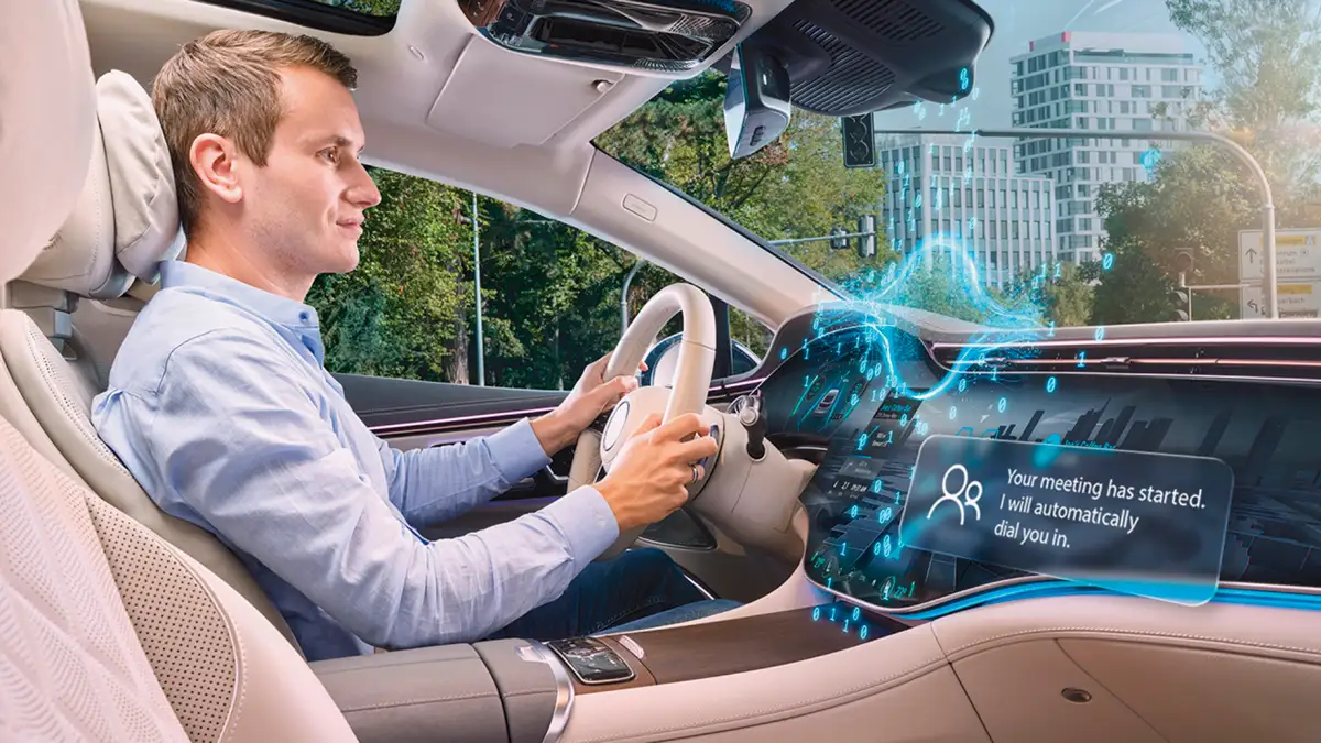 A Bosch AI (mesterséges intelligencia) alapú utastéri rendszere nem várja meg, hogy a vezető érintőképernyőt nyomogasson. Összefüggő megértéssel és többlépcsős érveléssel már korábban reagál