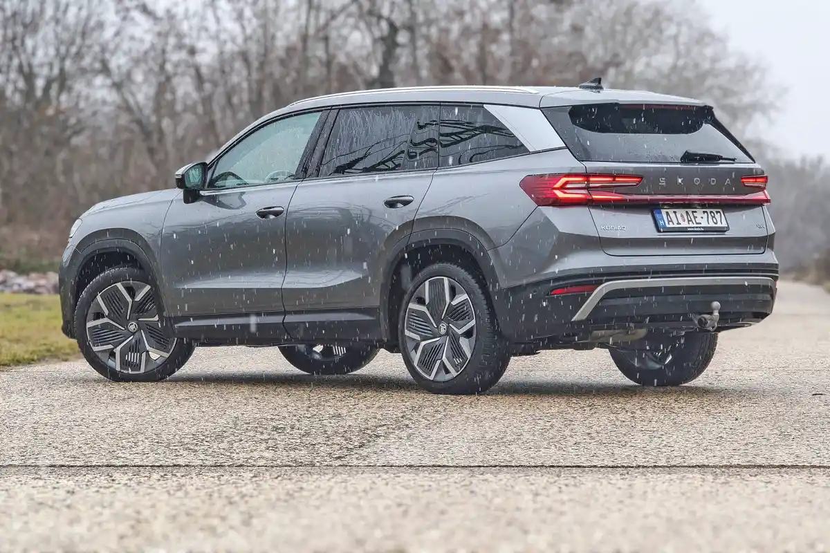 A Skoda Kodiaq hasmagasság 187 mm, a vonóhorog használaton kívül eltüntethető. Nincsenek süllyesztett kilincsek, a csomagtérajtó érintés nélkül (lábbal) is működtethető