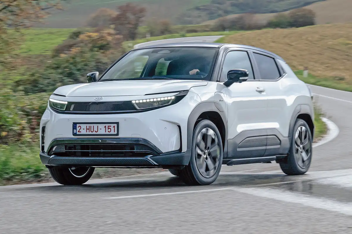 Sokat remél a Toyota a széles réteget megszólító Urban Cruiser villanyautótól: kétféle akkuval és kétféle hajtással mindenki találhat megfelelő kombinációt