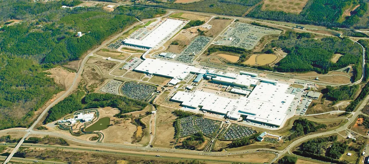 Az új vámmegállapodás hatására a Mercedes bővíteni tervezi 1997 óta működő amerikai gyárát. Az alabamai üzemben ma GLC, GLS, EQE és EQS modellek készülnek, 6000-en dolgoznak itt