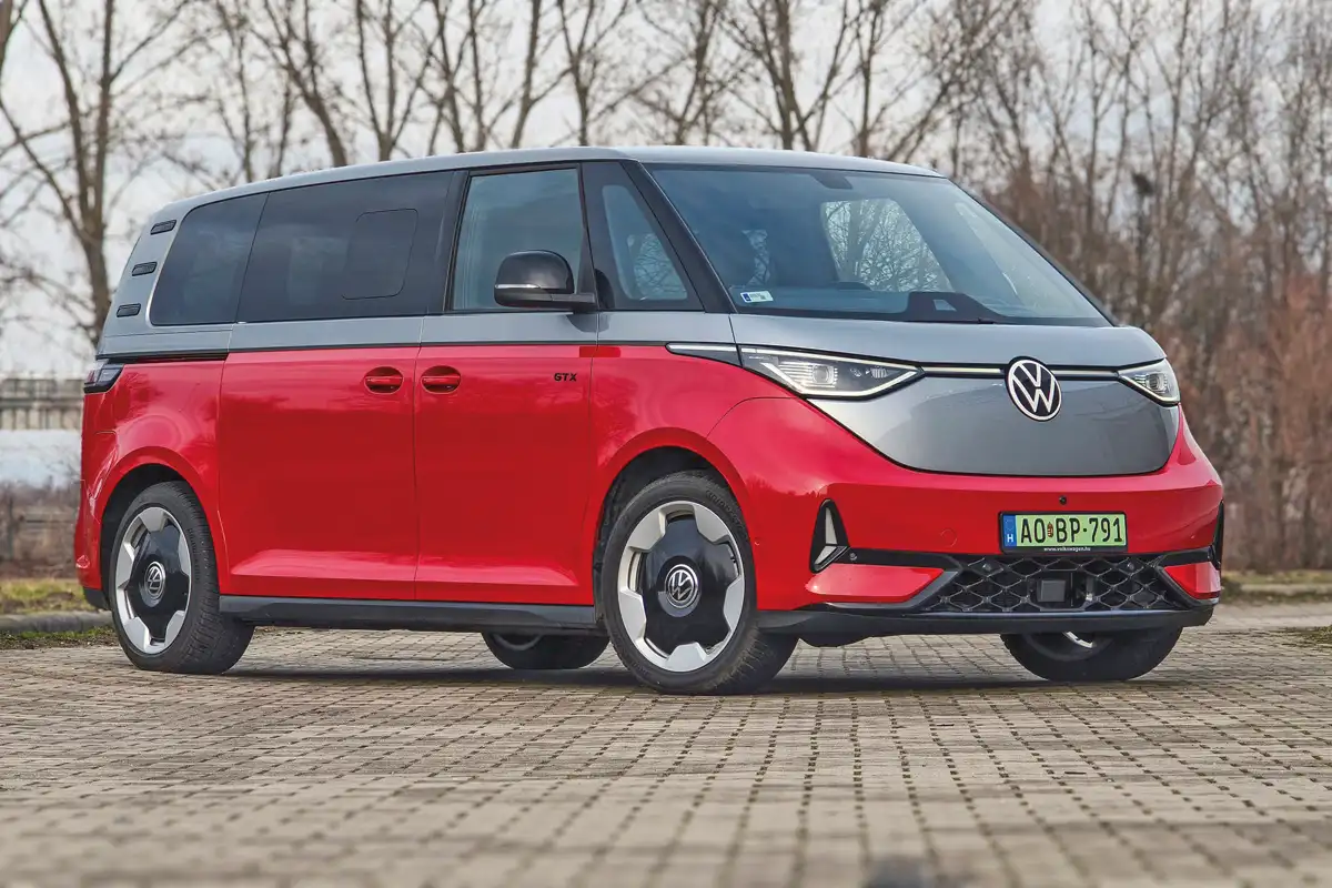 1,14 millió forint a kettős piros-ezüst fényezés. Az IQ.Light Mátrix-LED fényszórók este hibátlanul dolgoznak