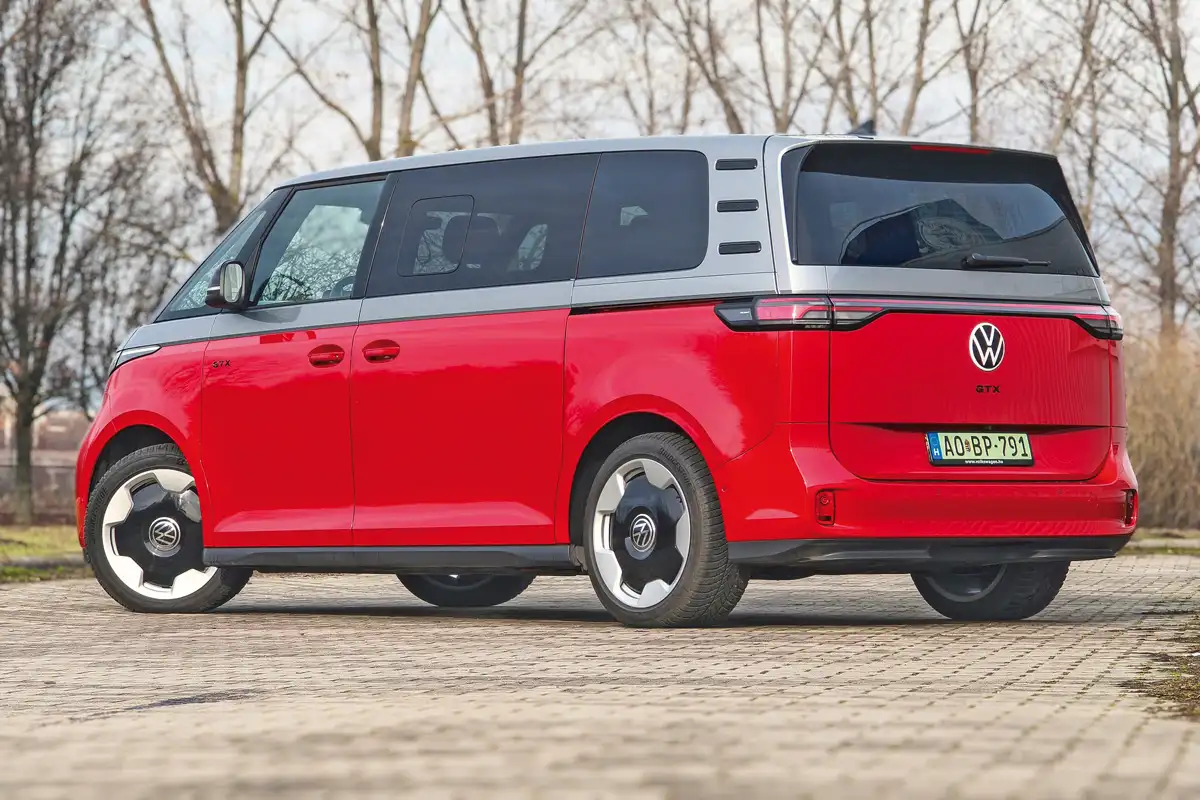 25 centivel hosszabb a tolóajtó, mint a normál változatnál – ennyit toldottak be a tengelytávba. Az Volkswagen ID. Buzz hátsó ajtaját villanymotor mozgatja