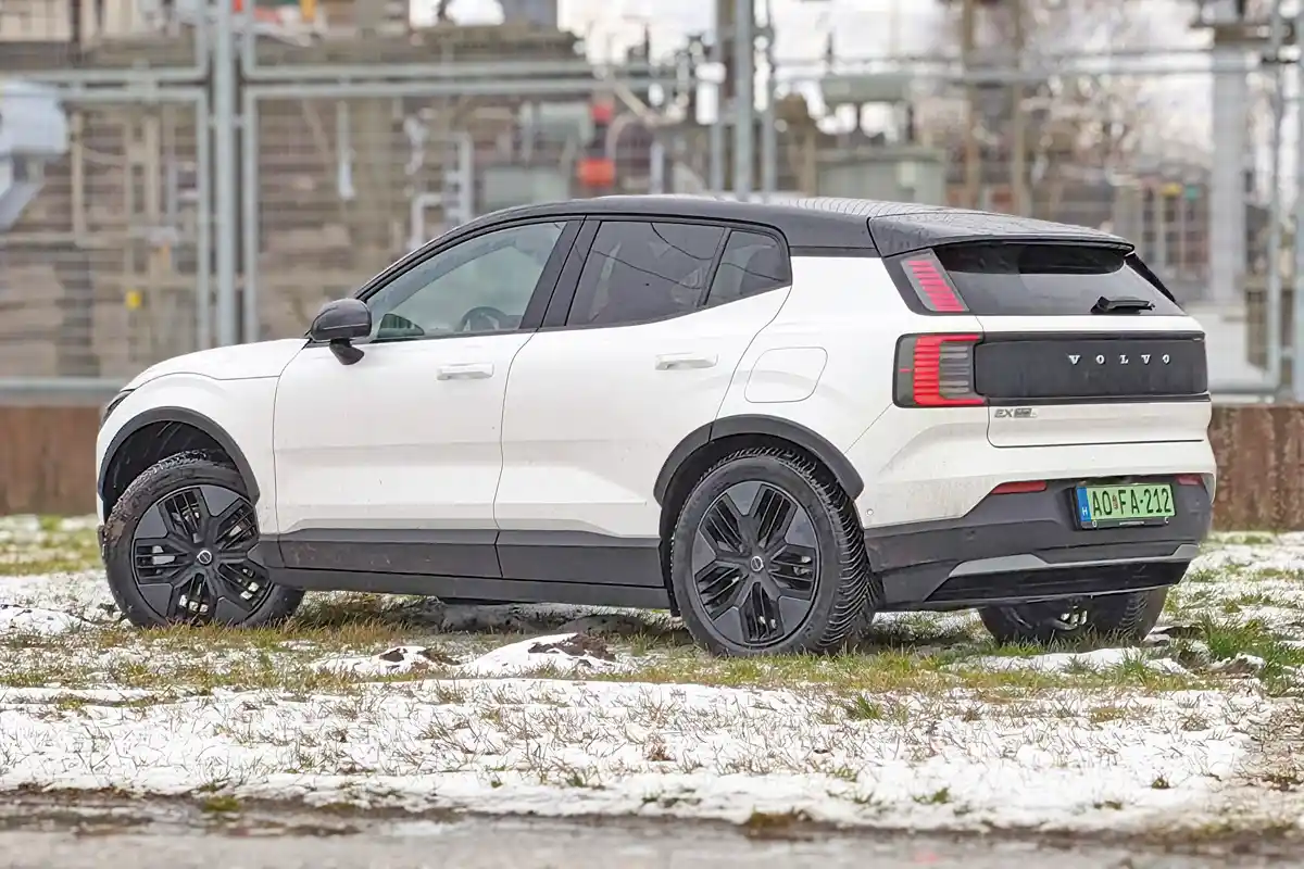 A Volvo EX30 Cross Country komoly terepre a megemelt hasmagasság ellenére sem való, de lehet hozzá rendelni terepgumikat. A hátsó lámpák közé is fekete elem kerül