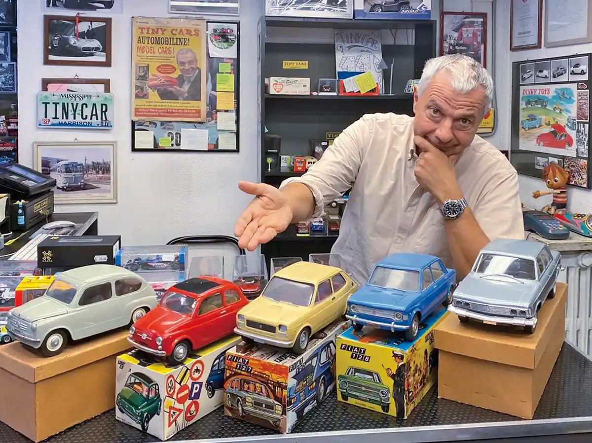 Enrico Sardini, a milánói Tiny Cars tulajdonosa, aki nemcsak árulja, hanem szenvedélyesen gyűjti is a modellautókat. A fotón 1:13-as Pocher Rivarossi kollekciója Fiatokból