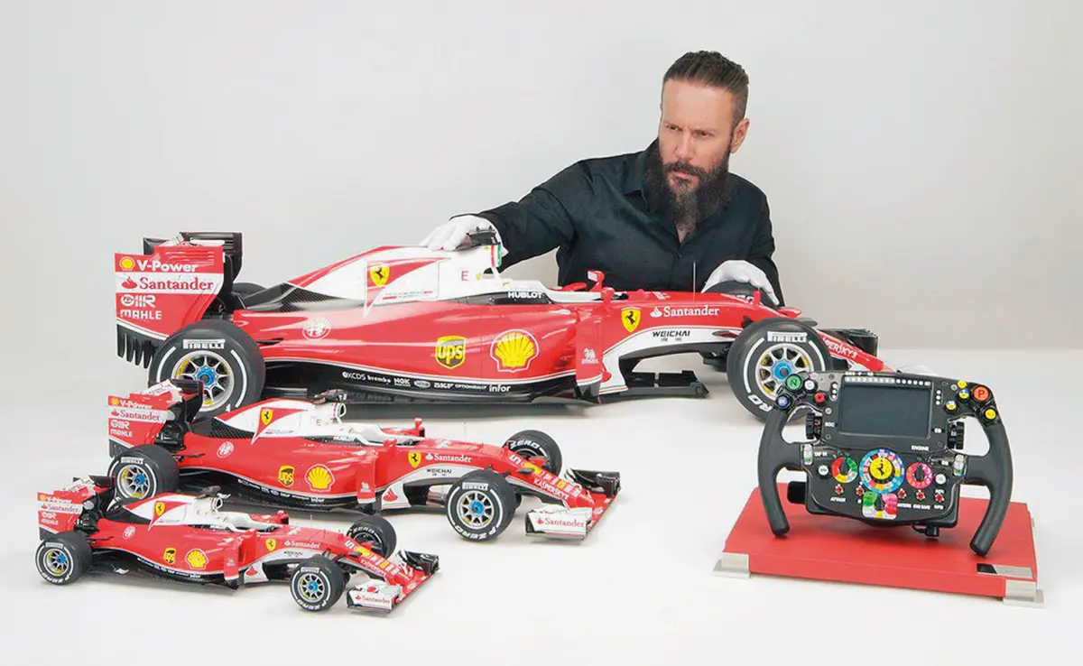 Ferrari SF16-H háromféle méretarányban: 1:12, 1:8 és 1:4. A kormány sem igazi, de 1:1-es, a gyártó minden esetben a prémium minőségéről (és magas árairól) híres Amalgam