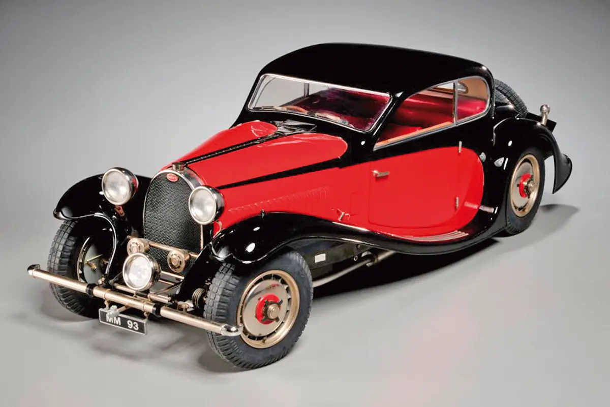 Pocher Rivarossi készletből összeépíthető, 1:8-as méretarányú, fém karosszériás Bugatti T50 (1932) modell. Már nem gyártják, csak használtan szerezhető be