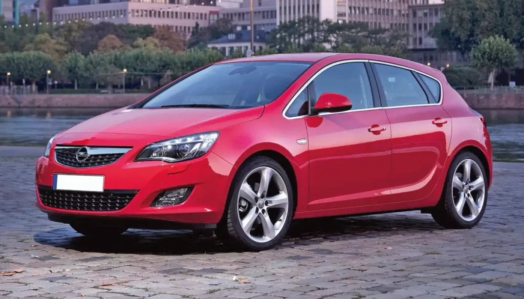 Íme, a hazai használtpiac kellős közepe: az Opel Astra 2009-ben bemutatott J sorozata, benzinmotorral, öt ajtóval és 200 000 km körüli futásteljesítménnyel