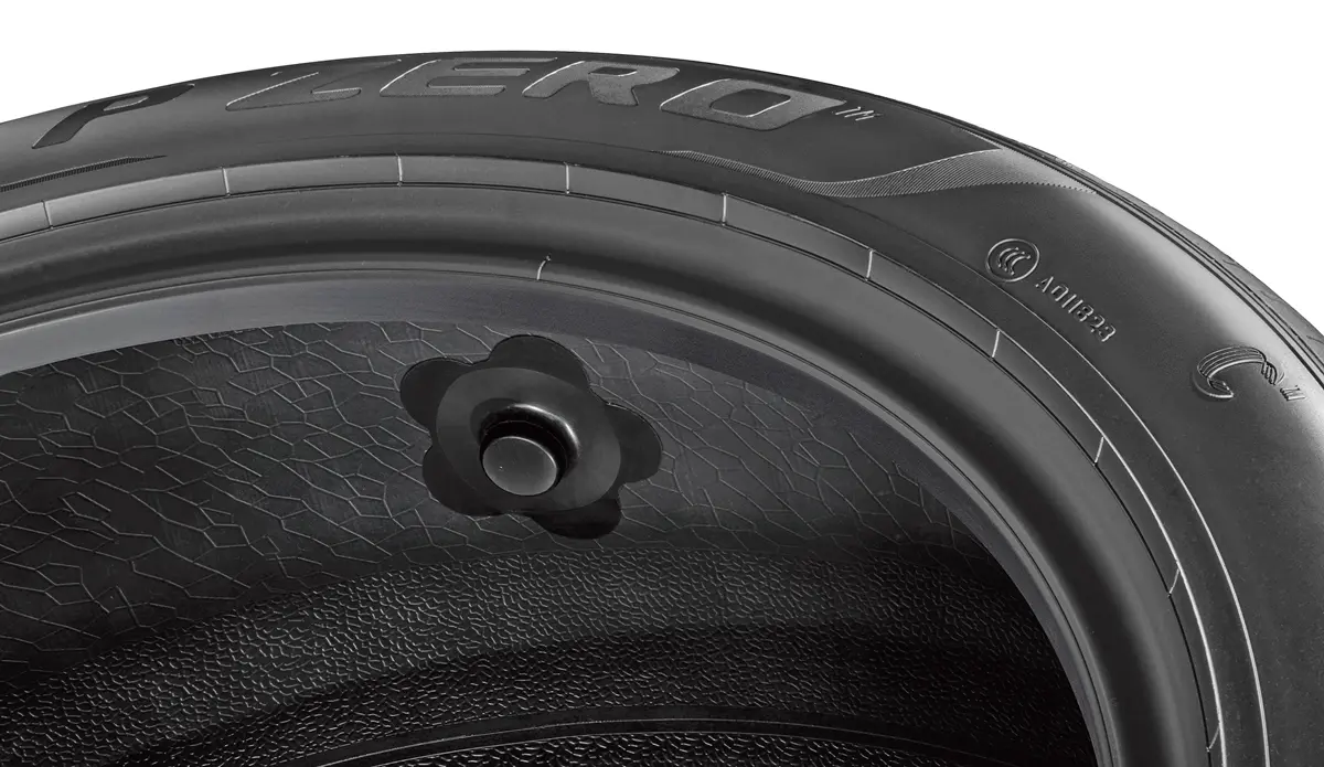 A Pirelli és a Bosch közös Cyber Tyre abroncsában a beépített (ragasztott) érzékelők és jeladók tömege egyenként mindössze 12 gramm. Maga a gumiszerkezet hagyományos