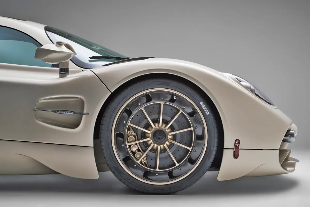 A Pagani Utopiát 6,0 l-es, 864 LE-s duplaturbós AMG-Mercedes V8-as viszi és – egyelőre a világon egyedüliként – Pirelli Cyber Tyre abroncsain gurul