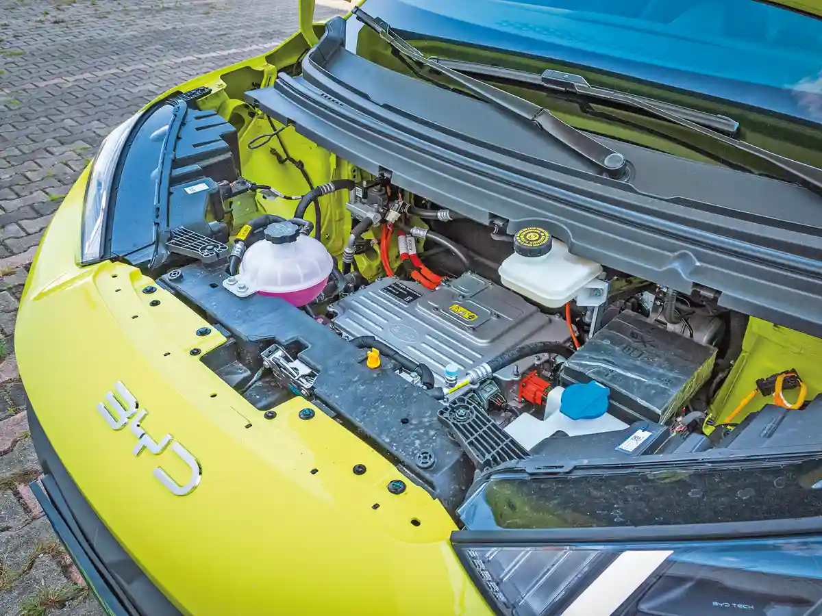 Elöl a motor, elöl a hajtás, kevés a hely, így a Surf orrába nem lehet pakolni. Az akku szokás szerint az utastér alatt, a padlóban utazik és teherviselő elemként is funkcionál