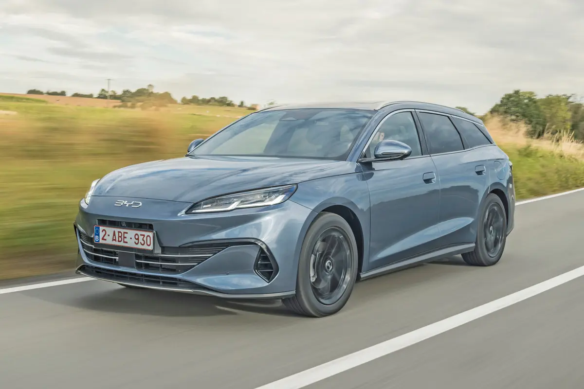 A BYD Seal 6 légellenállási együtthatója 0,28, ami a kombik között nem rossz érték. Alufelniből 17, 18 és 19 colos méret van
