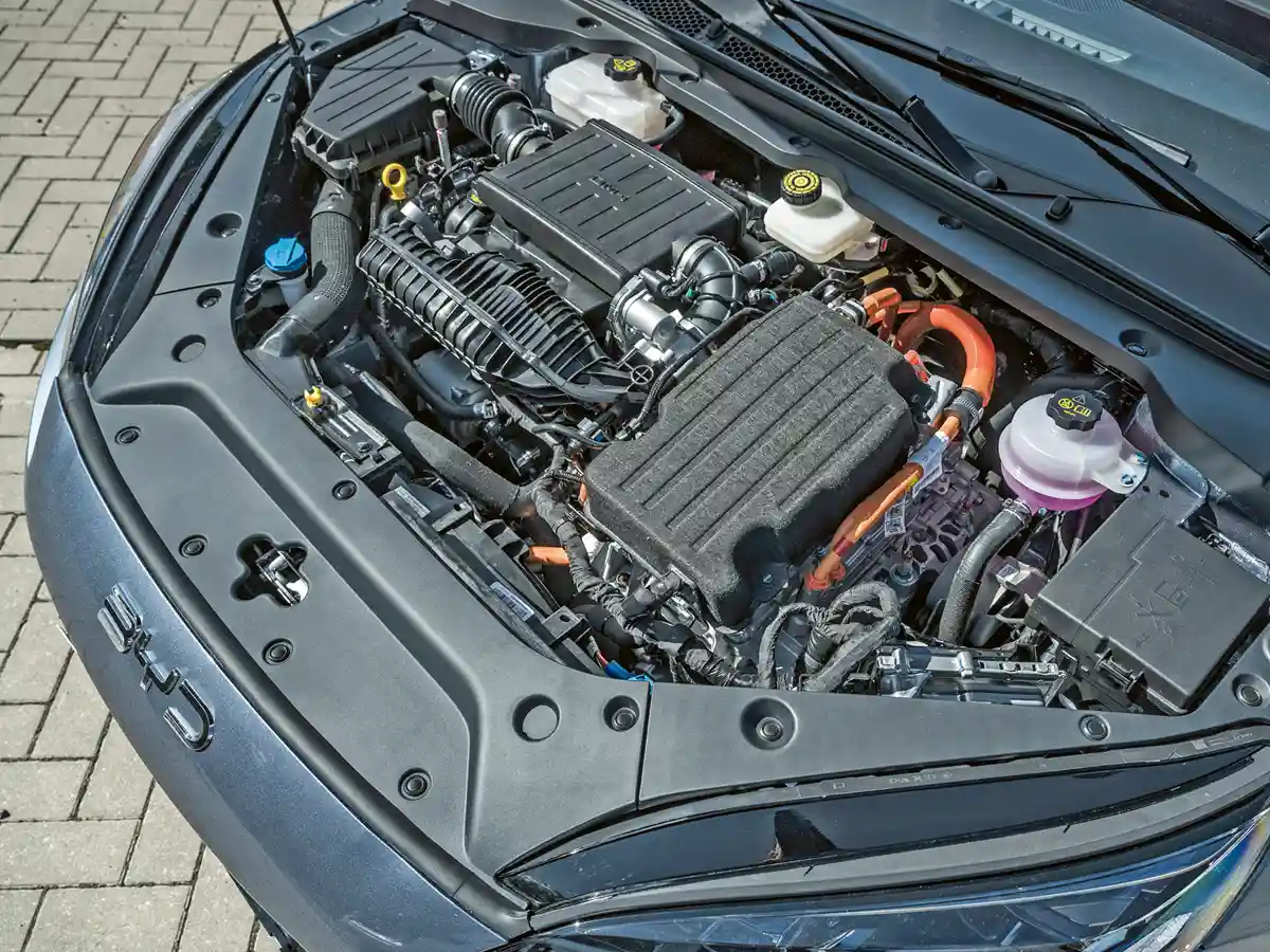 Nem ördögtől való egy BYD Seal orrában a belsőégésű motor, a márka plug-in hibrideket is gyárt a villanyautók mellett