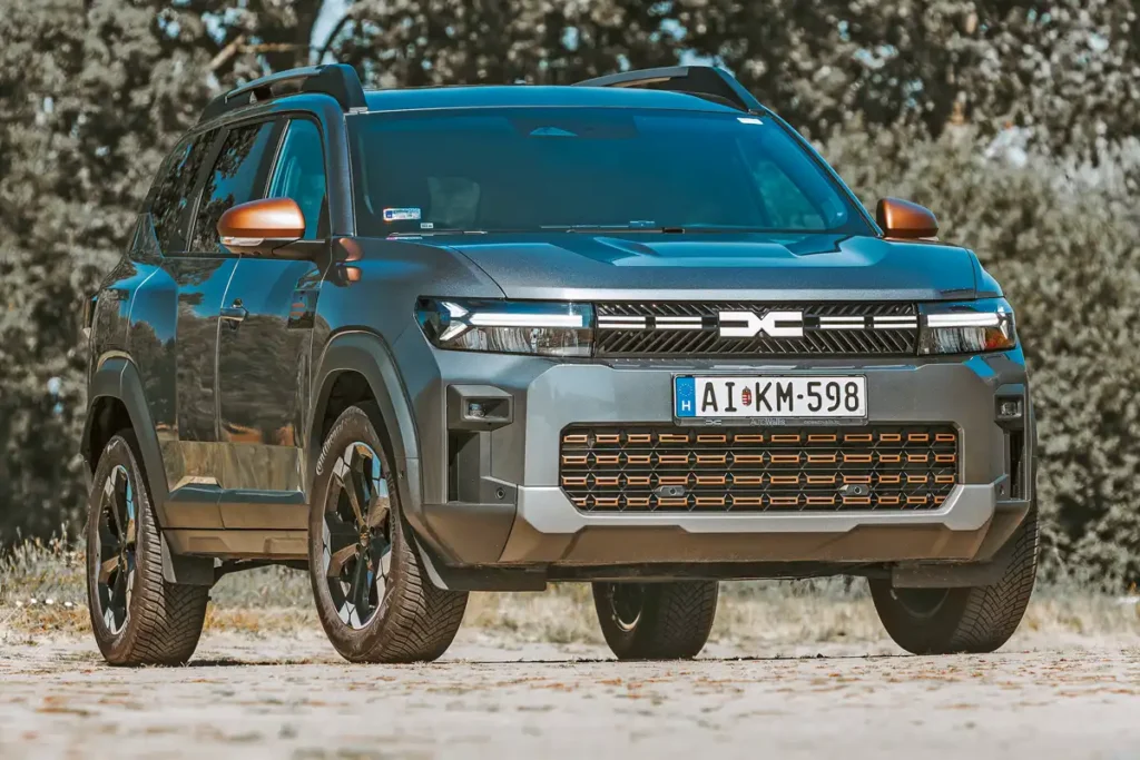 A Dacia Bigster Hasonló, mint a Duster, csak részleteiben különbözik. A rézbarna dekoráció az Extreme kivitel sajátossága, a 18 colos alufelnik alapáron járnak