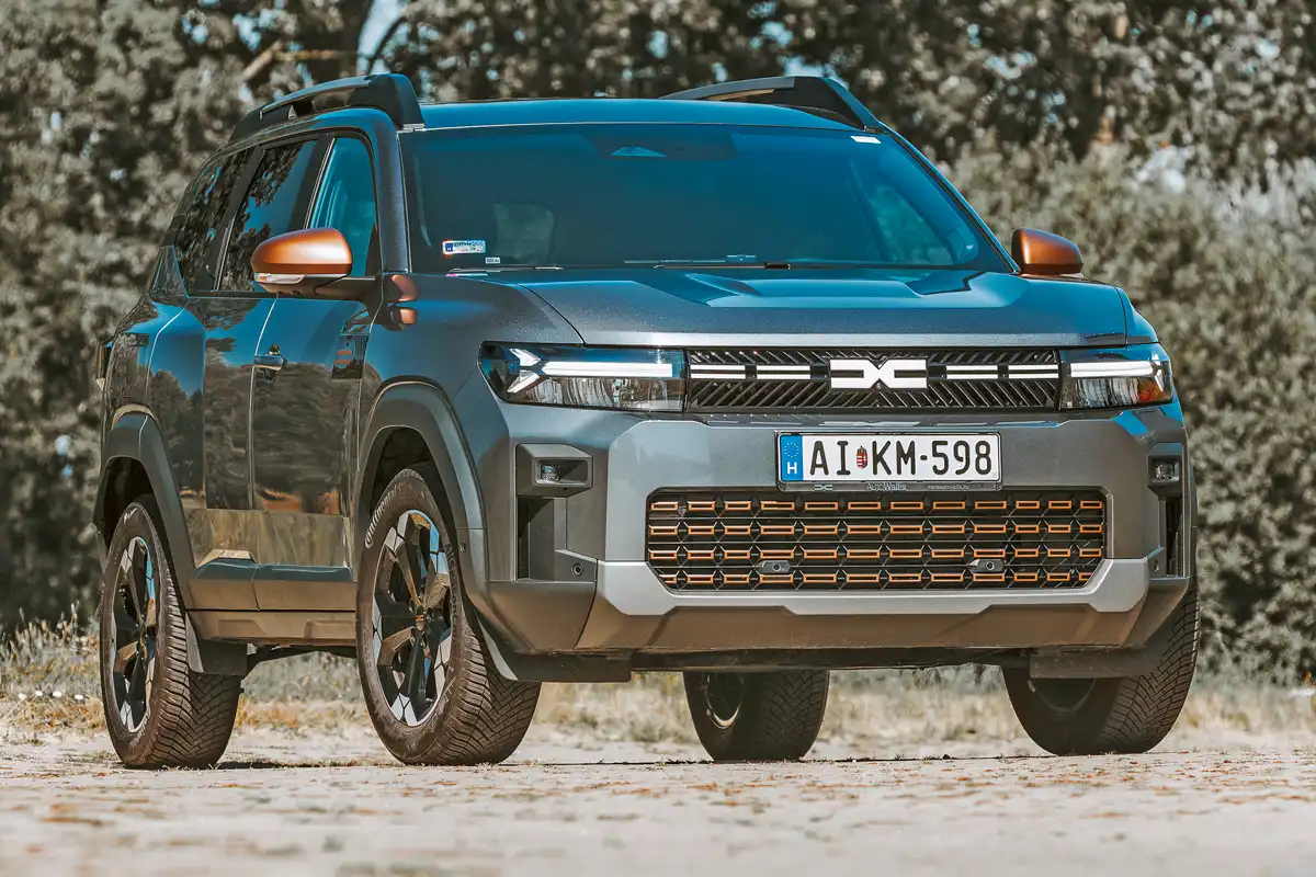 A Dacia Bigster Hasonló, mint a Duster, csak részleteiben különbözik. A rézbarna dekoráció az Extreme kivitel sajátossága, a 18 colos alufelnik alapáron járnak