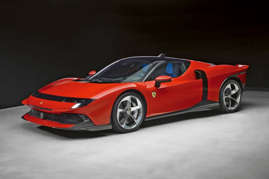 A Ferrari 849 Testarossa filigránabbnak tűnik a fekete tetővel és oszlopokkal, a forma házon belüli tervezés. A saját tömeg nem változott az SF90-éhez képest, a 20 colos felnikre a gumikat a Bridgestone, a Michelin és a Pirelli szállítja