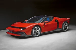 A Ferrari 849 Testarossa filigránabbnak tűnik a fekete tetővel és oszlopokkal, a forma házon belüli tervezés. A saját tömeg nem változott az SF90-éhez képest, a 20 colos felnikre a gumikat a Bridgestone, a Michelin és a Pirelli szállítja
