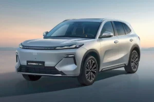 Három komfortszintet kínál a Geely Starray EM-i, a Max és a Max+ esetén csak az akkumulátor tér el. Alufelnikből 18 vagy 19 colos méret jár