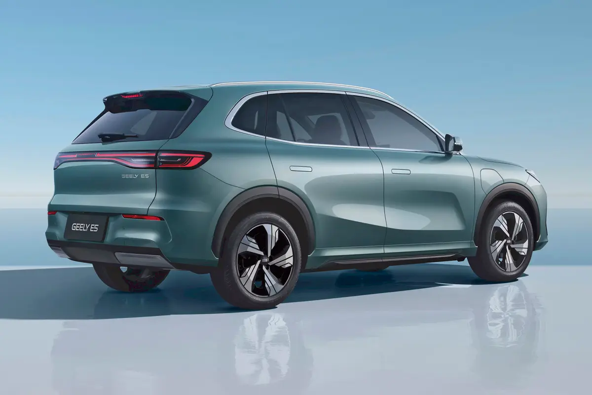 Emblémák, feliratok nélkül nehéz lenne beazonosítani a Geely-t, az önálló márkaarculat még nem erőssége a kínaiaknak. Az E5 akkuja lítium-vasfoszfát kémiájú