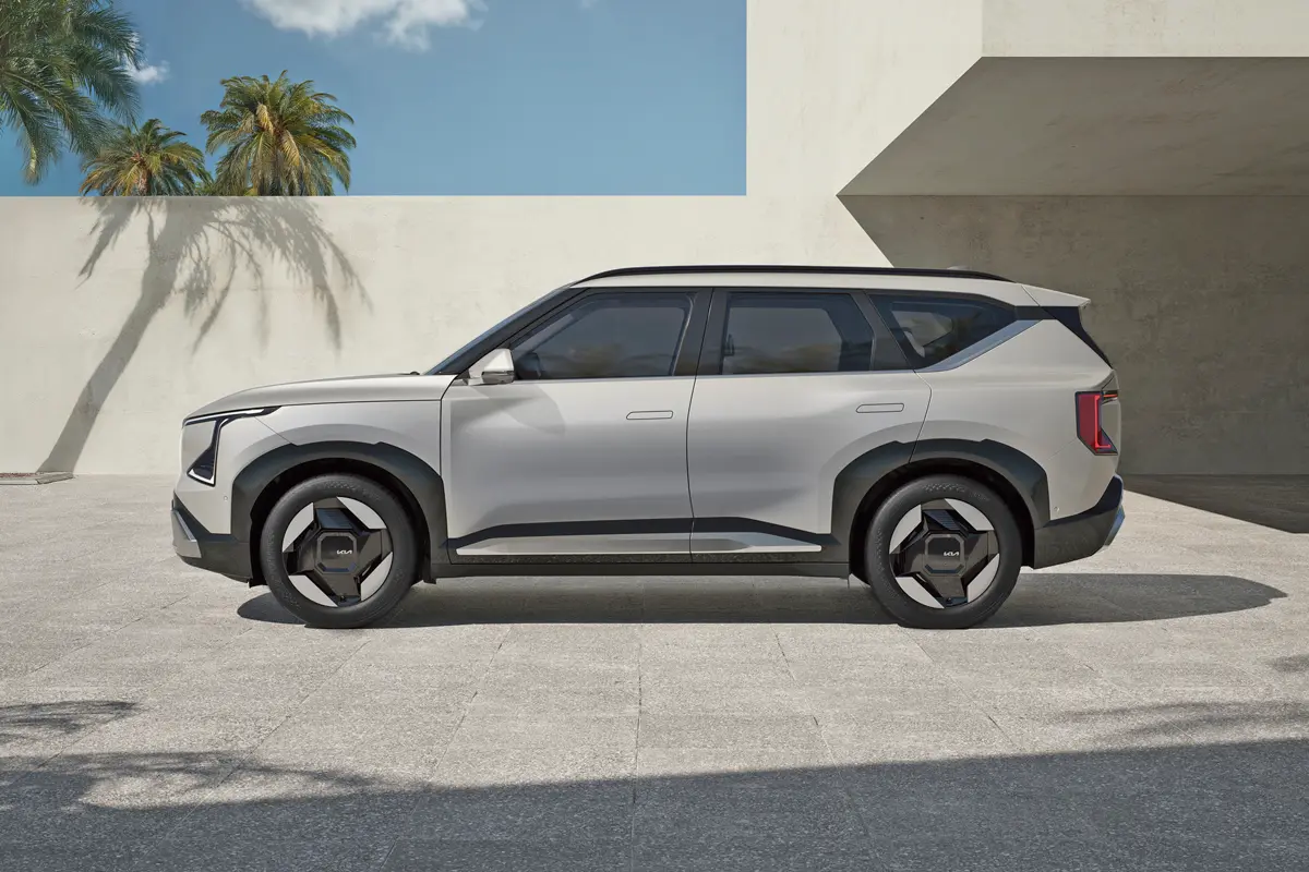 A Kia EV5 4,6 m hosszú, a tengelytáv 2750 mm. Vontatni 1200 kilót tud