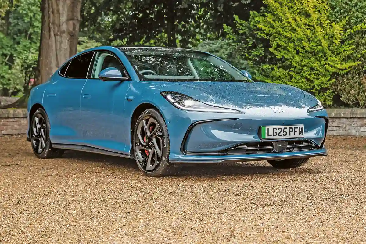 MG IM5 – 75 és 100 kWh-s akkumulátorokkal árulják, az elnevezés Standard és Long Range, utóbbi két villanymotoros változatban is elérhető, a neve Performance
