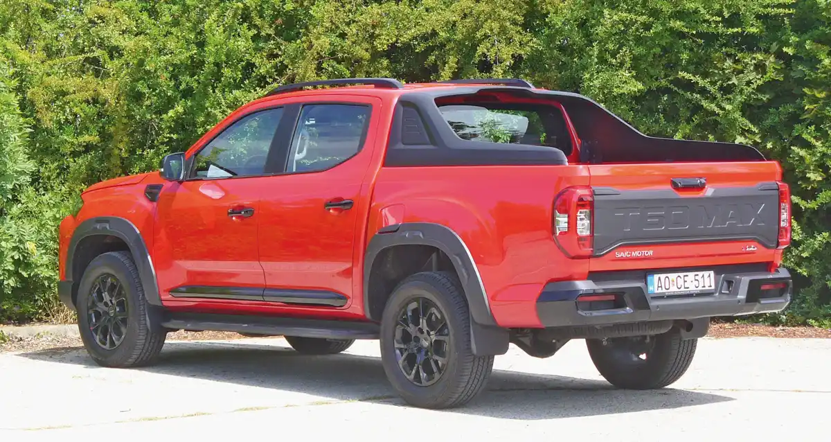 Az egyszerű hátsó felfüggesztés feszes, a kanyarodási oldaldőlés minimális, terheletlenül az ívmenet sokáig semleges