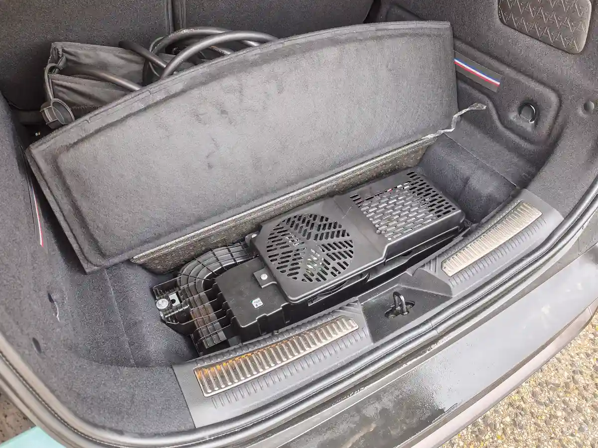 A prémium hifi kiegészítője elfoglalja az álpadló rekeszét