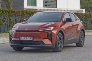 Ötféle színben rendelhető a Toyota C‑HR+, Executive komfortszint esetén kéttónusú fényezéssel és 20 colos könnyűfém felnikkel