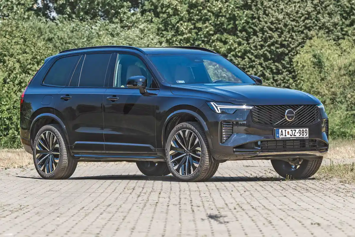 Szép a lemezmunka, szűken tartottak az illesztések. Nem feltűnők a módosítások, a Volvo XC90 formája ugyan tízéves, de még nem fáradt el
