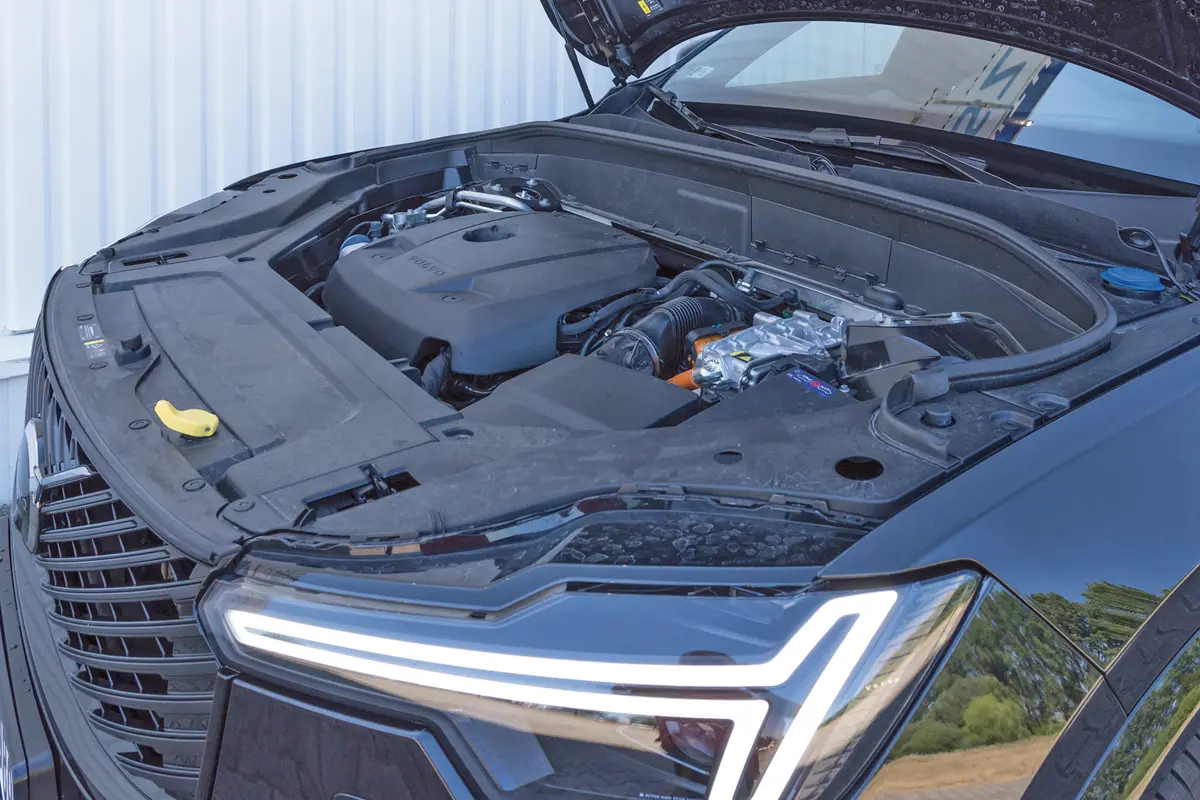2,0 l-es, négyhengeres turbós benzines köré tervezték a tölthető hibrid rendszert. 455 LE és 709 Nm több mint elegendő