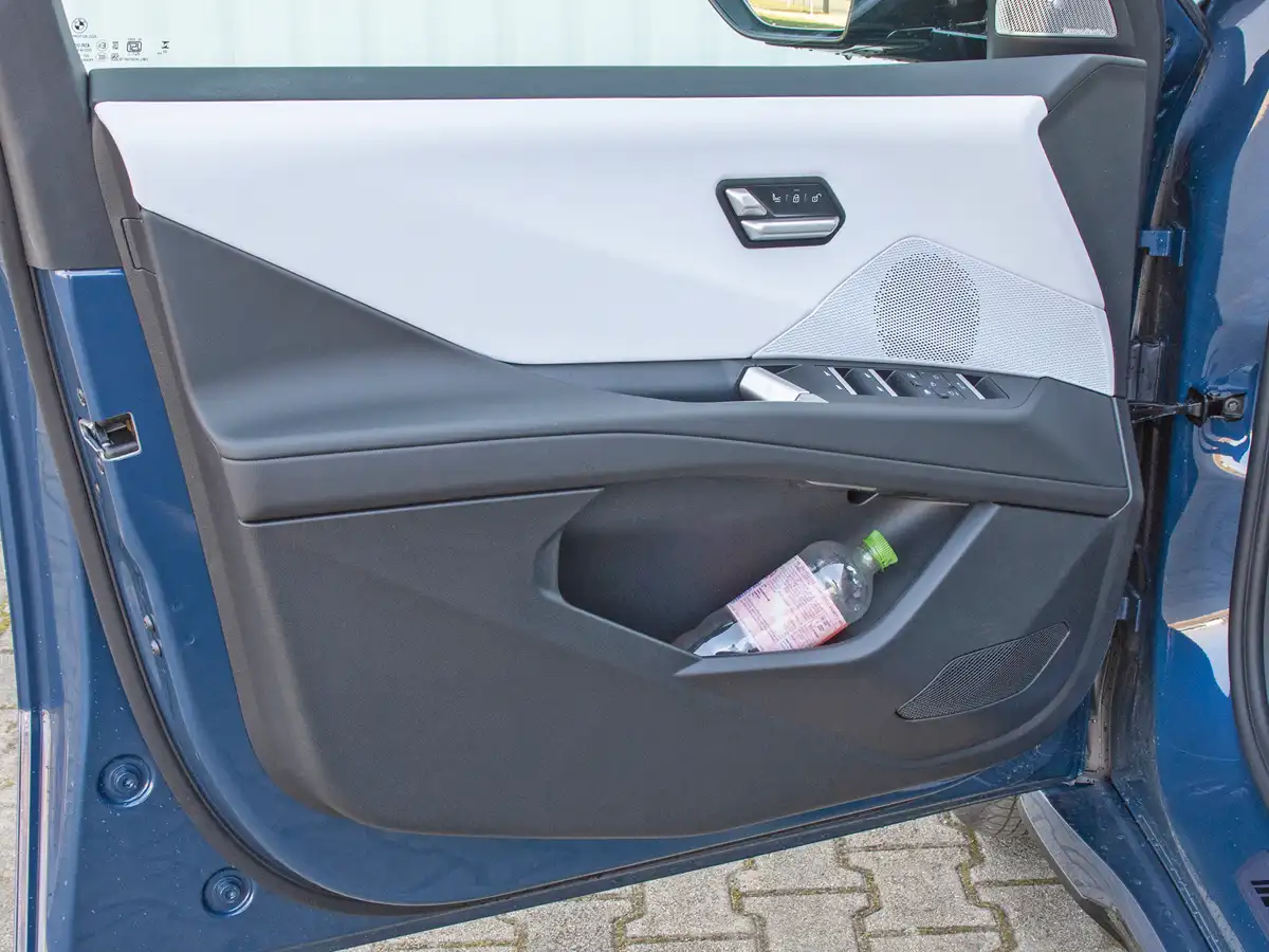 Kissé minimalista, de ízléses a burkolat, az ajtózsebben 0,75 l-es a palack