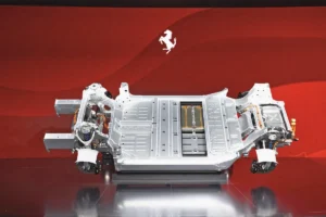 Könnyűfém a Ferrari Luce padlója, benne a 122 kWh-s, vízhűtéses akkuval. A rugózatlan tömegeket növelő, és így lengésrontó kerékagymotoros szerkezet szóba sem jöhetett