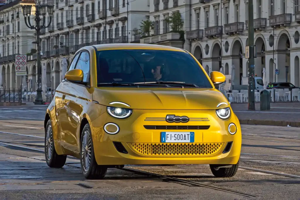 Árulkodó Hybrid részlet a frontrész keskeny hűtőnyílása a rendszám fölött. A LED menetfény minden Fiat 500-ashoz jár, karosszériaszínű tükörházakat a Torino kap