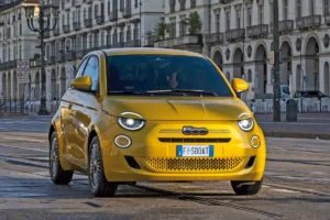 Árulkodó Hybrid részlet a frontrész keskeny hűtőnyílása a rendszám fölött. A LED menetfény minden Fiat 500-ashoz jár, karosszériaszínű tükörházakat a Torino kap