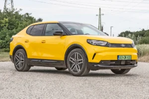 Fontos részletek: a Ford szerint a frontrész és a C oszlop utal egyértelműen a régi Caprira. A fekete elemek festettek, sérülékenyek