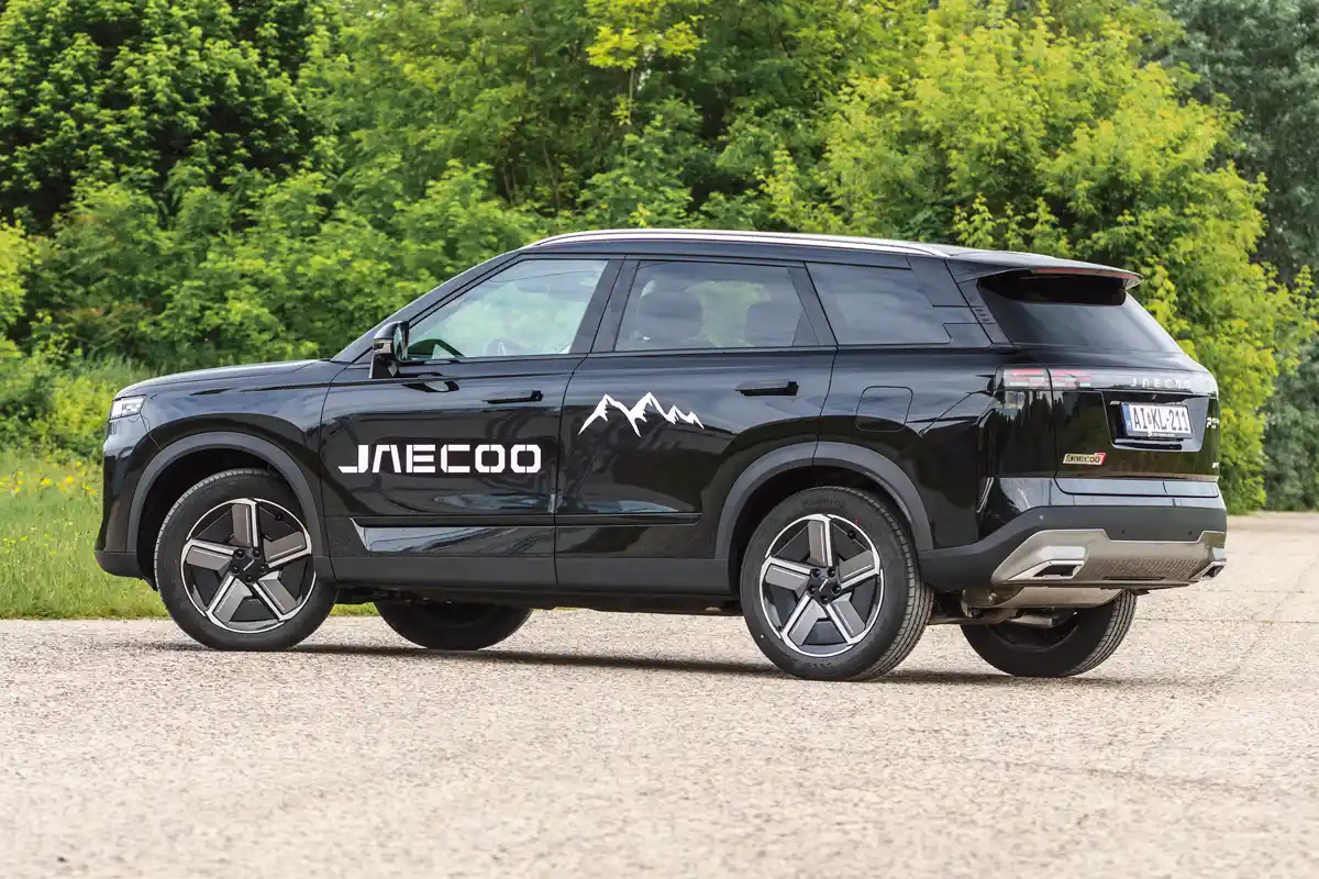 Oldalnézetben van benne egy csipetnyi Range Rover Evoque. A rövid túlnyúlások terepen előnyösek, a díszes kipufogónyílások kamuk, az igazi cső a lökhárító aljánál van